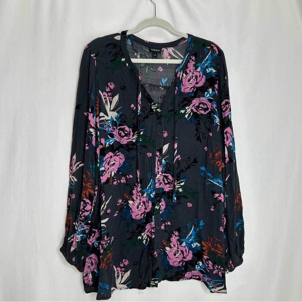 Torrid black floral blouse V neck with tie size 3X dark floral gothic